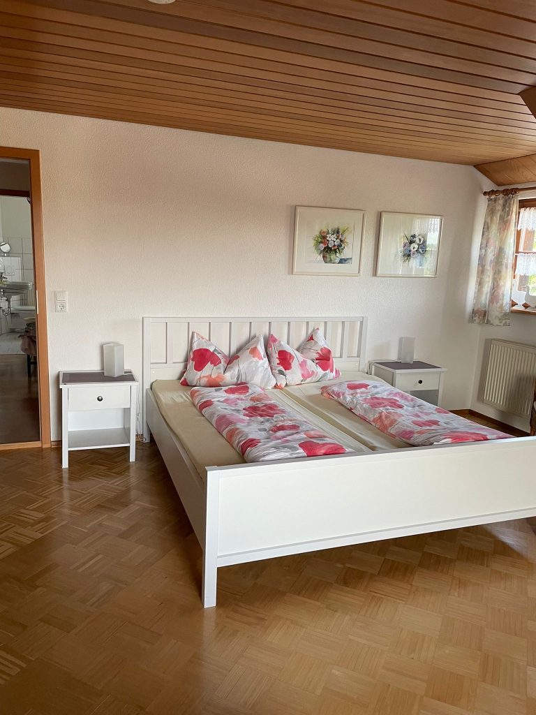 Schlafzimmer in Ferienwohnung in Owingen am Bodensee