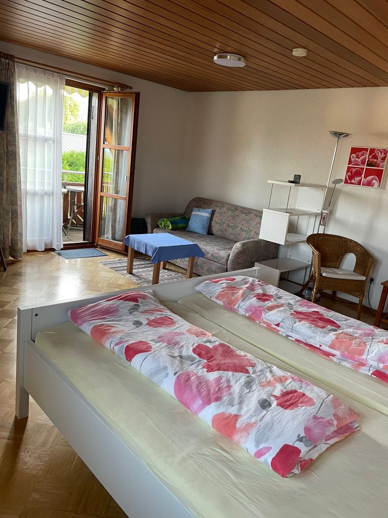 Schlafzimmer Ferienwohnung am Bodensee mit Blick auf Balkon