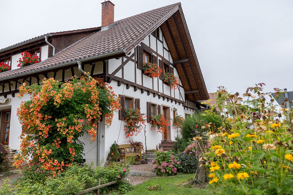 Ferienwohnung in wunderschönem Fachwerkhaus mit Blumen in grossem Garten